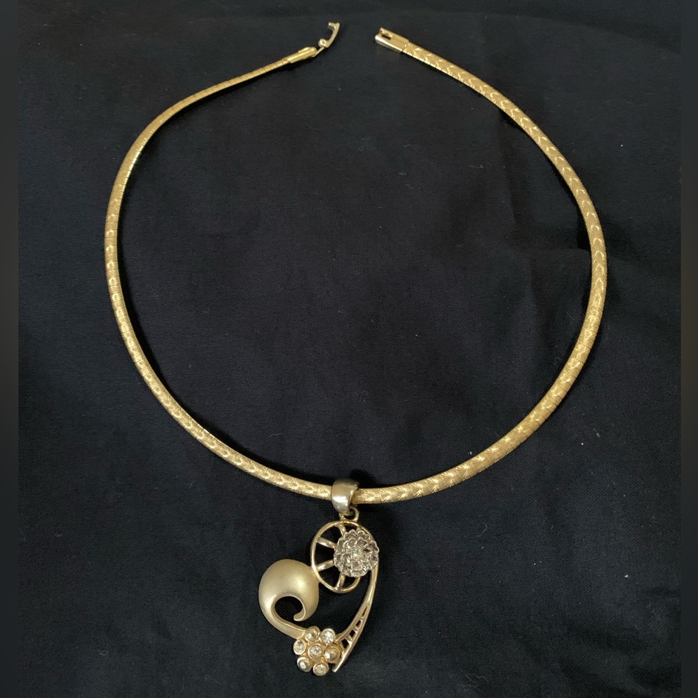 Choker necklace with pendant